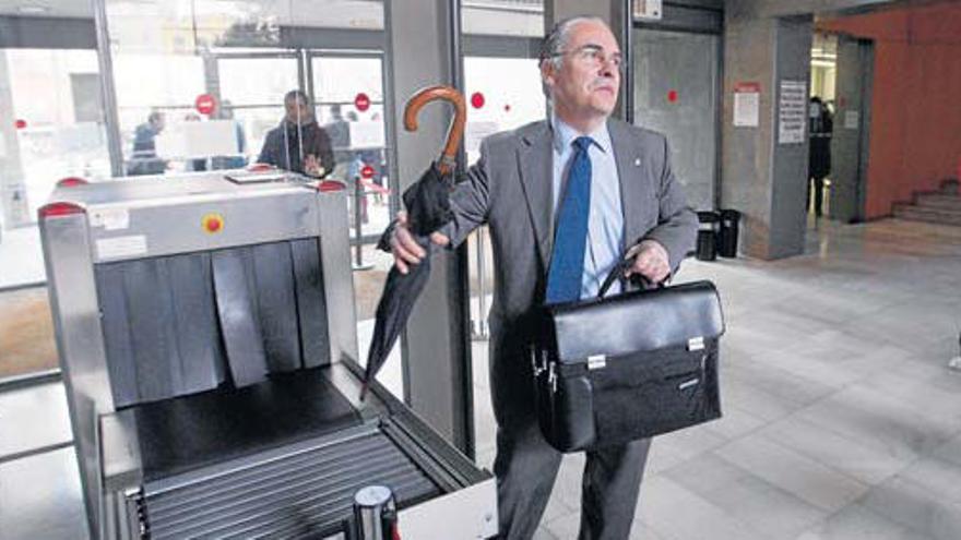 L&#039;expresident de la Diputació, Jaume Torramadé, entrant als jutjats de Girona a declarar · Diari de Girona