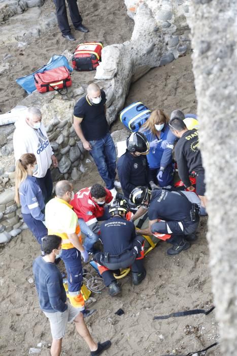 Un joven cae a las rocas en la punta de Lequerica