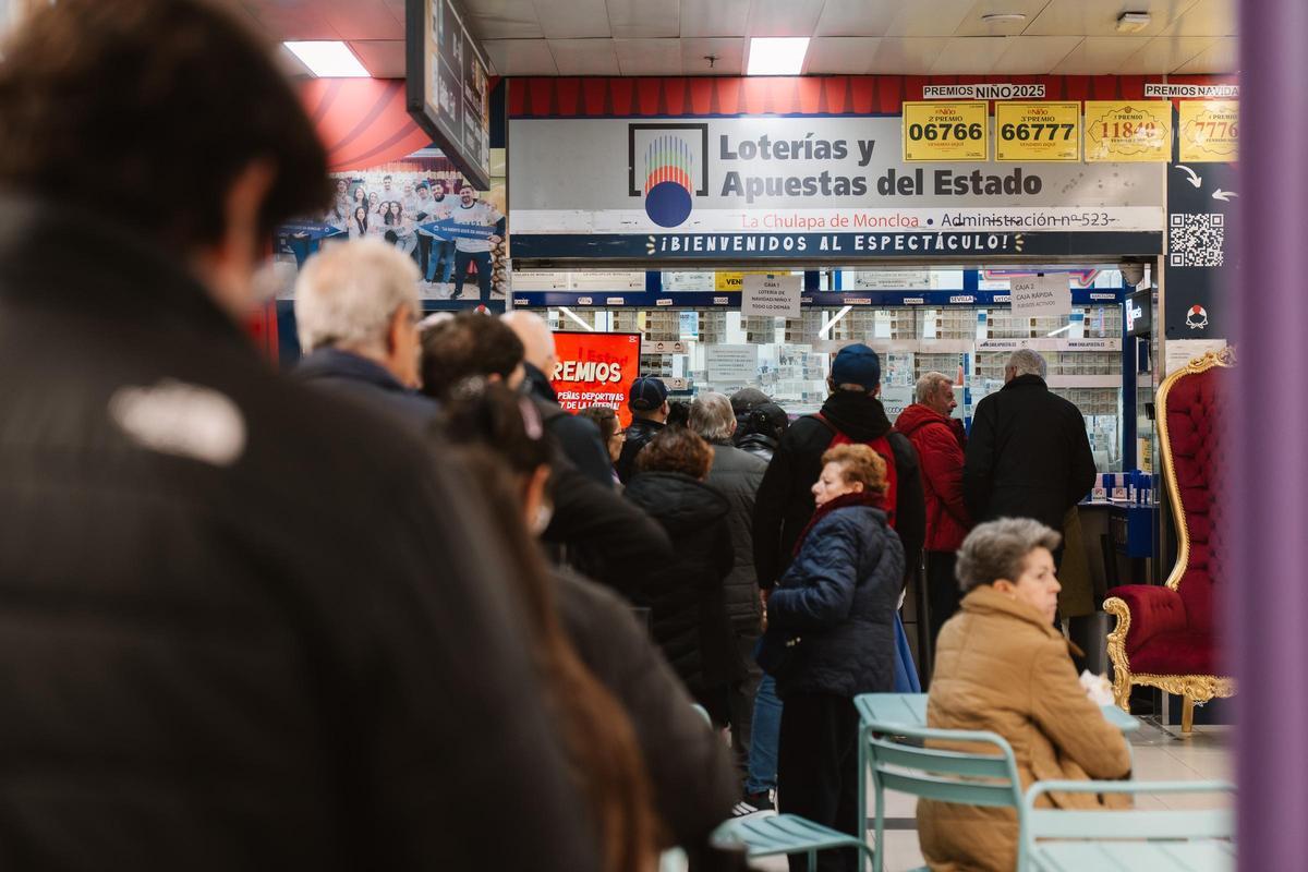 Son las 13:00 horas de un lunes y atiende a una fila de personas que llevan más de dos horas esperando.