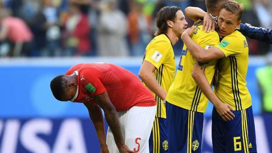 Los jugadores suecos celebran la clasificación para cuartos de final.