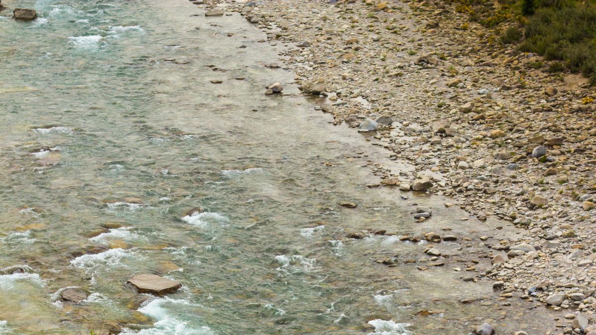 Río Ara a su paso por Boltaña.