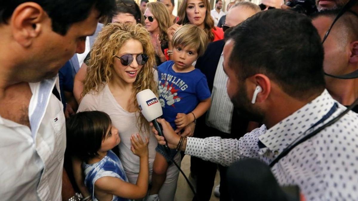 zentauroepp44283412 colombian singer shakira arrives with her kids at the airpor180712213245