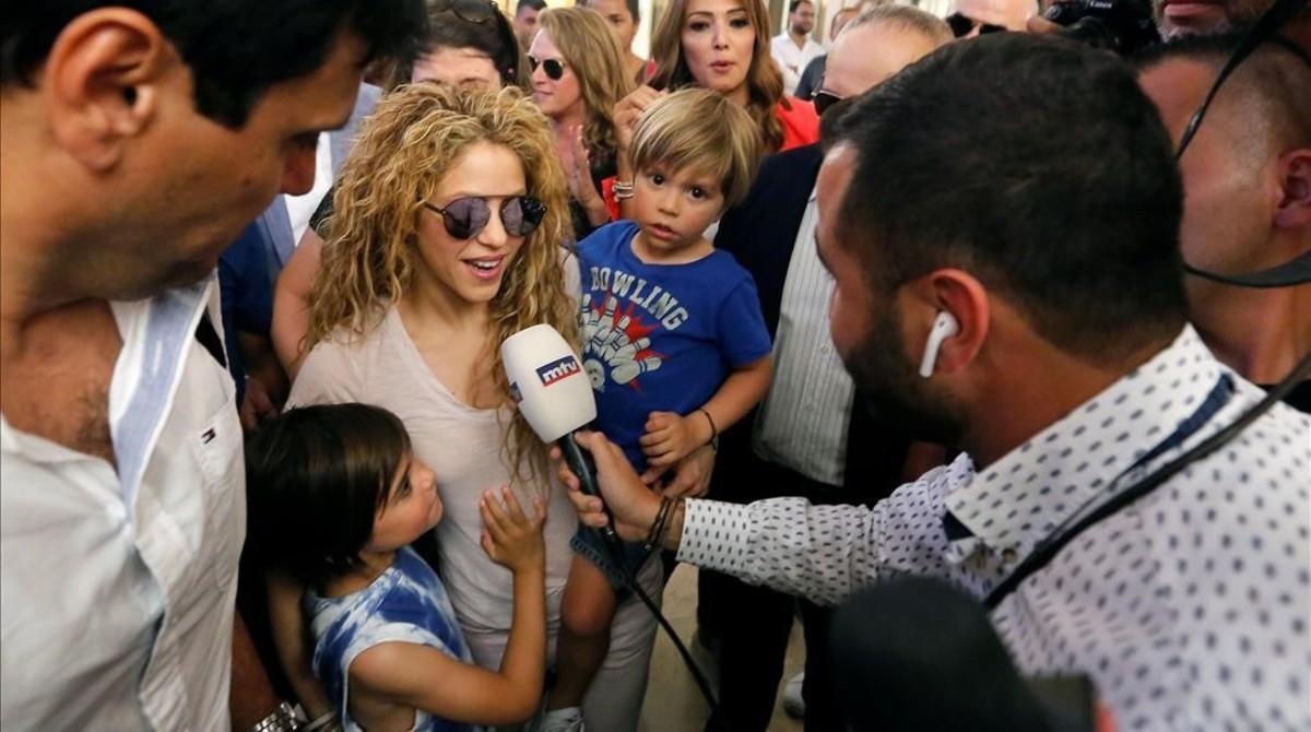 zentauroepp44283412 colombian singer shakira arrives with her kids at the airpor180712213245