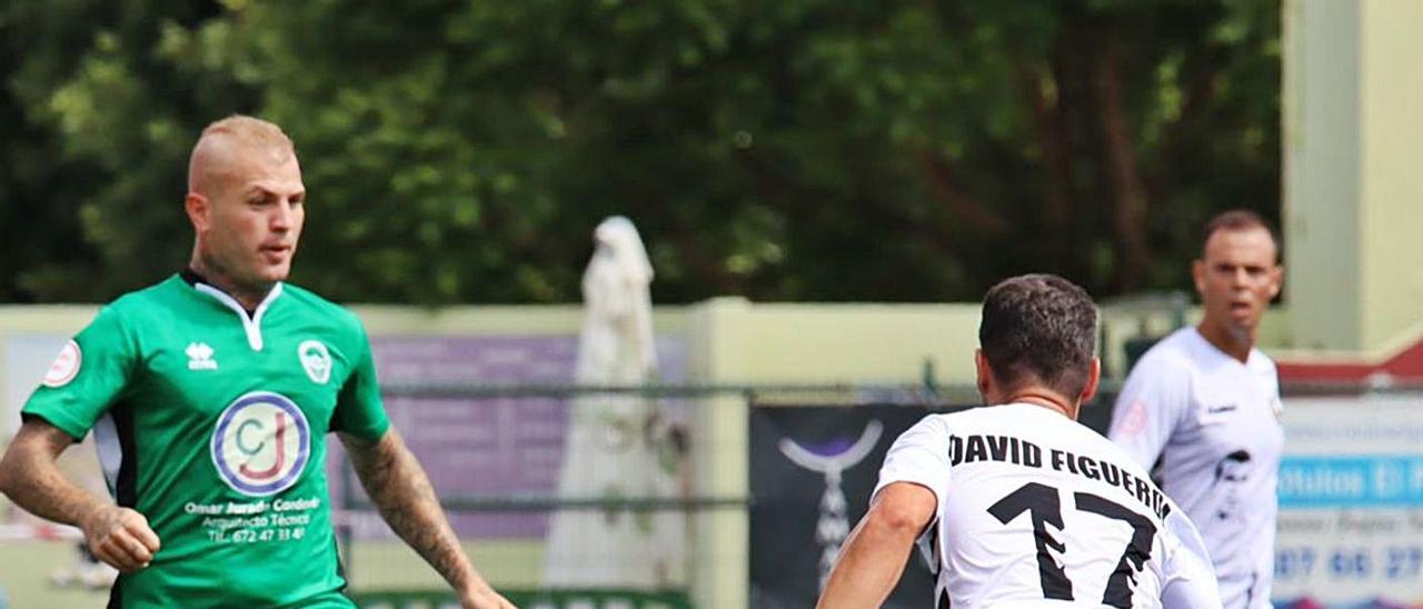 Agoney, del Atlético Paso, controla el balón ante la defena de David Figueroa y Carmelo, ambos del Arucas. | | ÓSCAR SIMÓN