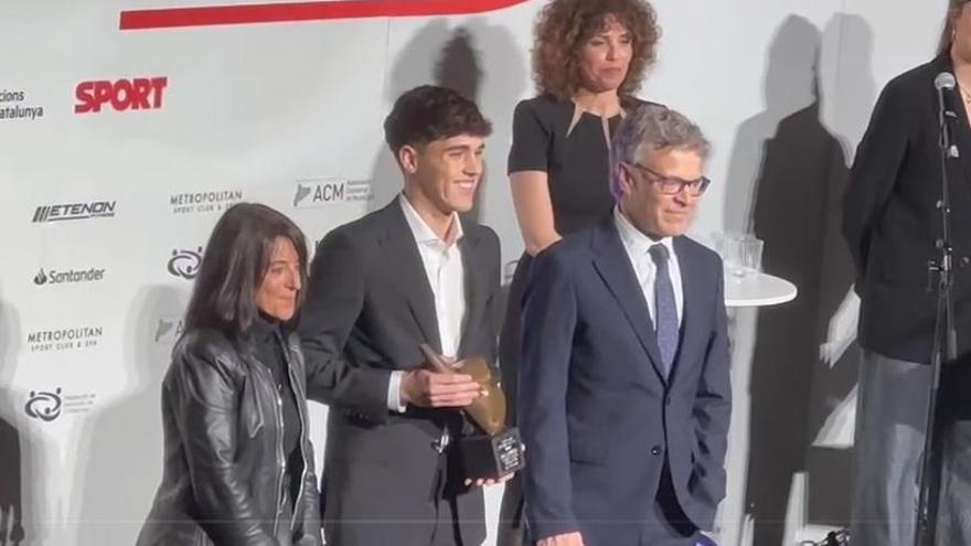El momento en que Joan Vehils, director de Sport, le entrega el premio a Pau Cubarsí.