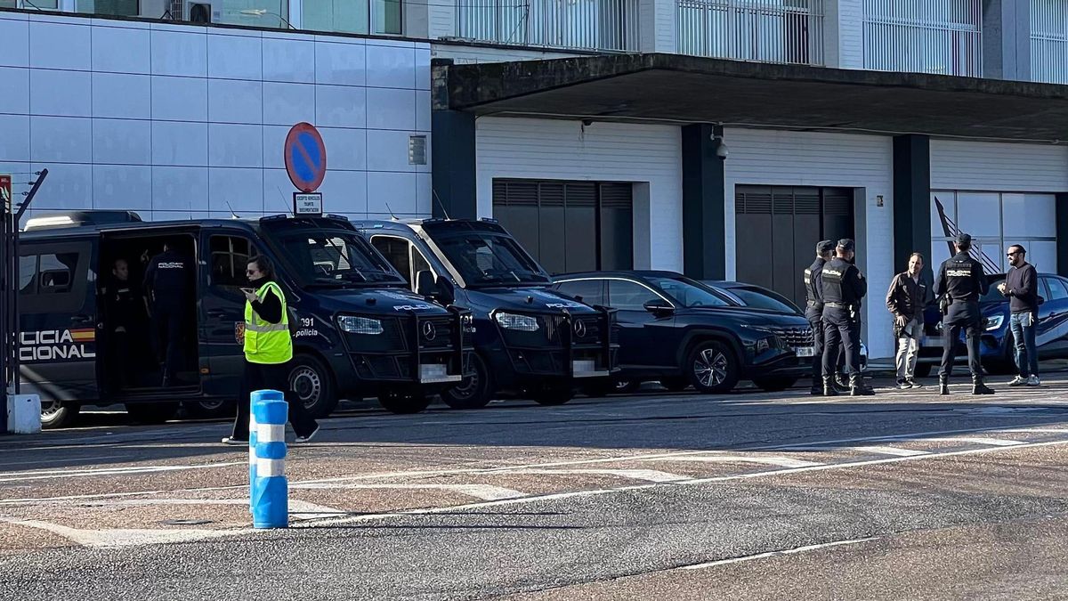 Vídeo | Una docena de detenidos entre el gremio del taxi en el aeropuerto de Sevilla