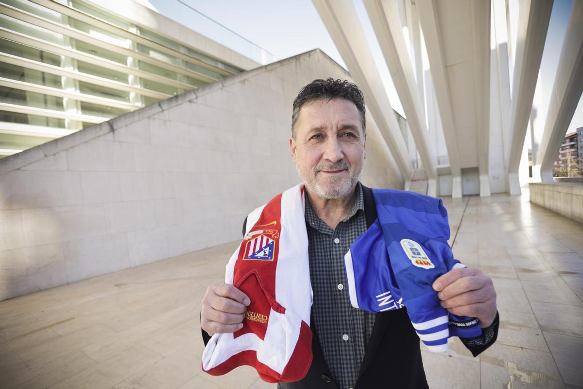 Carlos Muñoz, embajador del Real Oviedo y exjugador del Atlético, ayer ante el edificio de Calatrava.