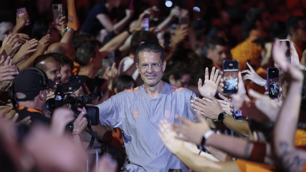 Pedro Martínez, durant la celebració del títol de lliga amb el València