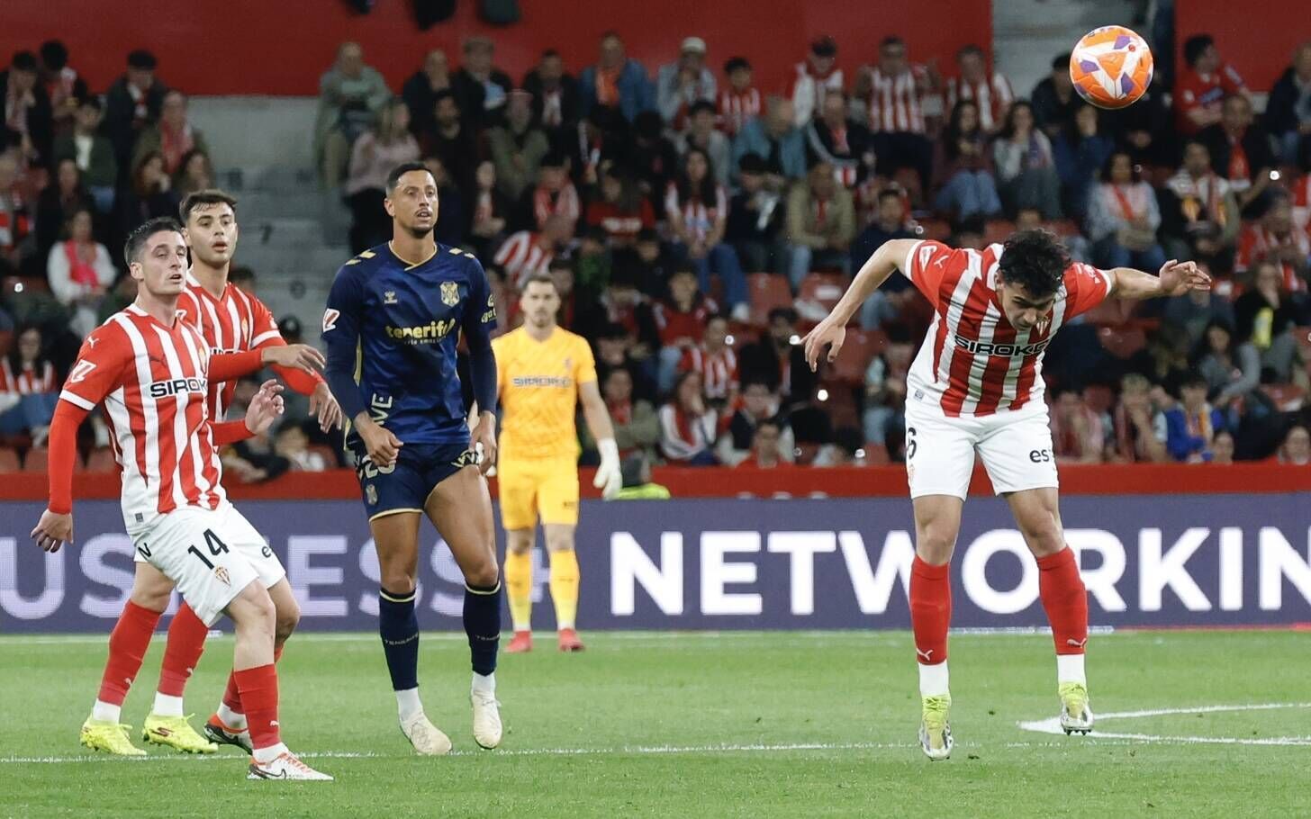 EN IMÁGENES: El Sporting - Tenerife disputado en El Molinón