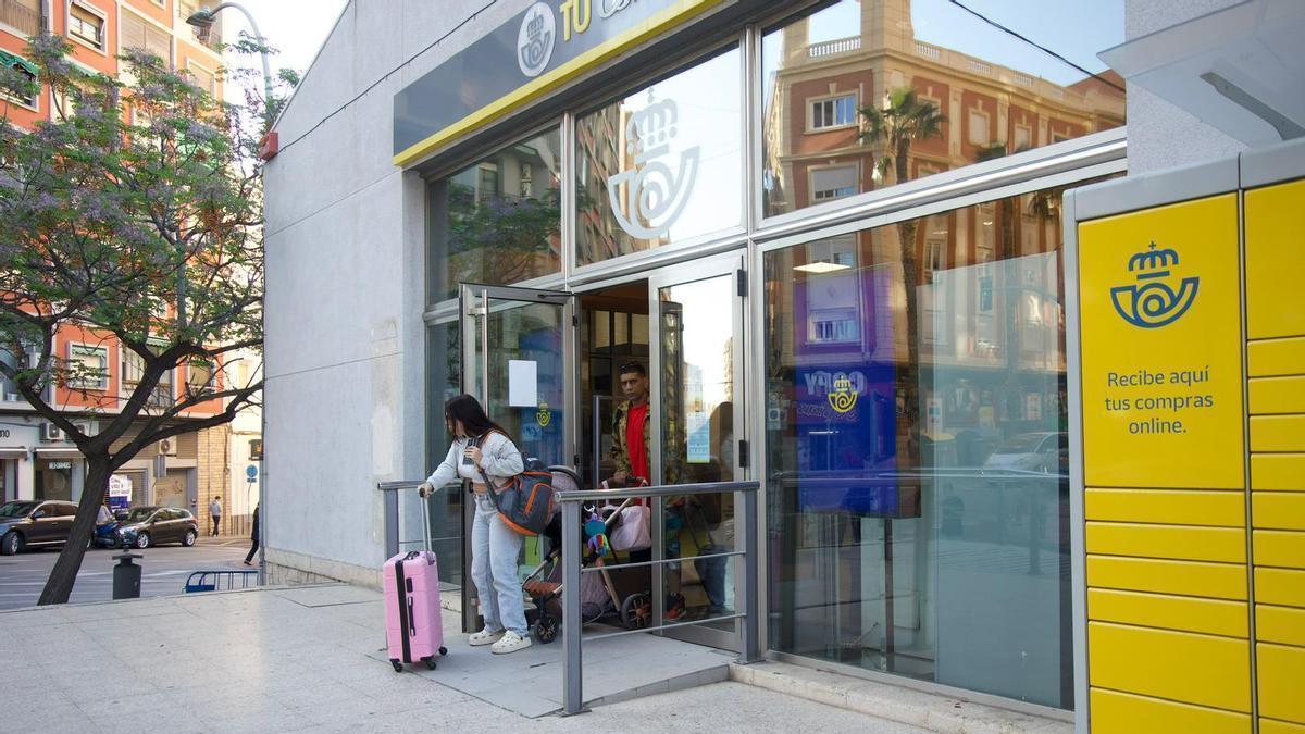 Oficina de Correos en Bono Guarner de Alicante, una de las trece que participan en la provincia en el proceso de regularización de migrantes