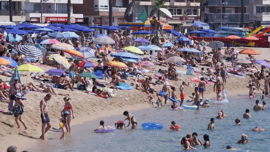 Banyistes refrescant-se aquest cap de setmana a Lloret per superar les altes temperatures