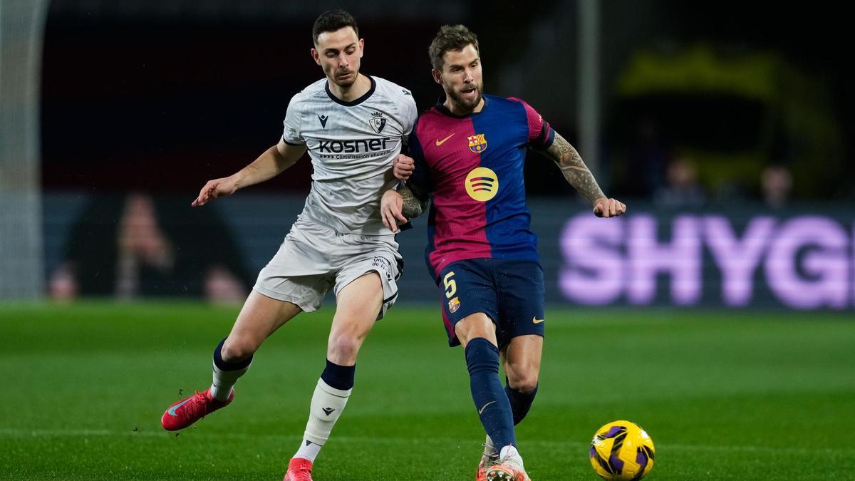 Iñigo Martínez (derecha), en el partido del Barça ante Osasuna.