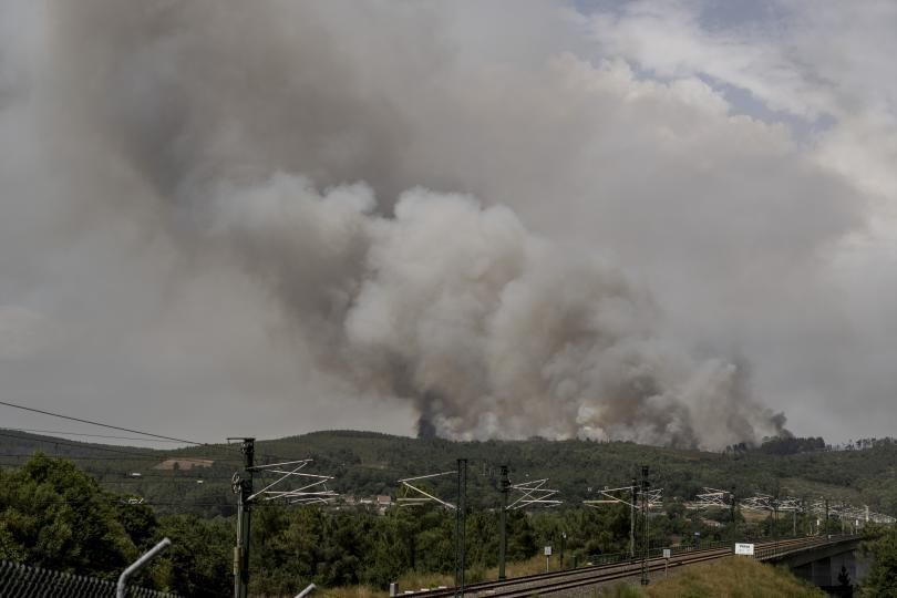 El fuego entre O Irixo y Dozón (Pontevedra).