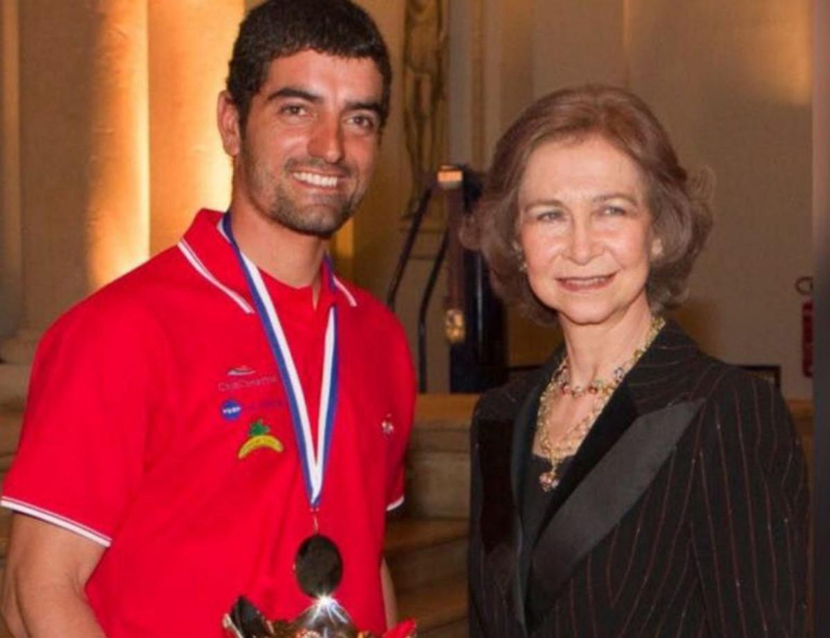 Javier, junto a la Reina Sofía durante su etapa como regatista. | | E.D.