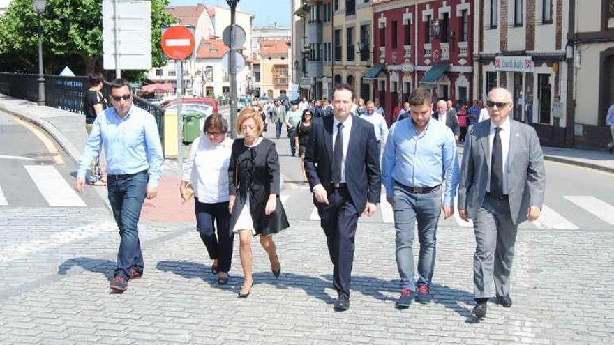 Las autoridades, encabezando la comitiva hacia la iglesia. Por la izquierda, Gerardo Sanz, alcalde de Llanera; Ana González, concejala de Noreña; Amparo Antuña, alcaldesa de Noreña; Guillermo Martínez, consejero de Presidencia en funciones, Pelayo Suárez, edil noreñense, y César Movilla, exalcalde de Noreña.