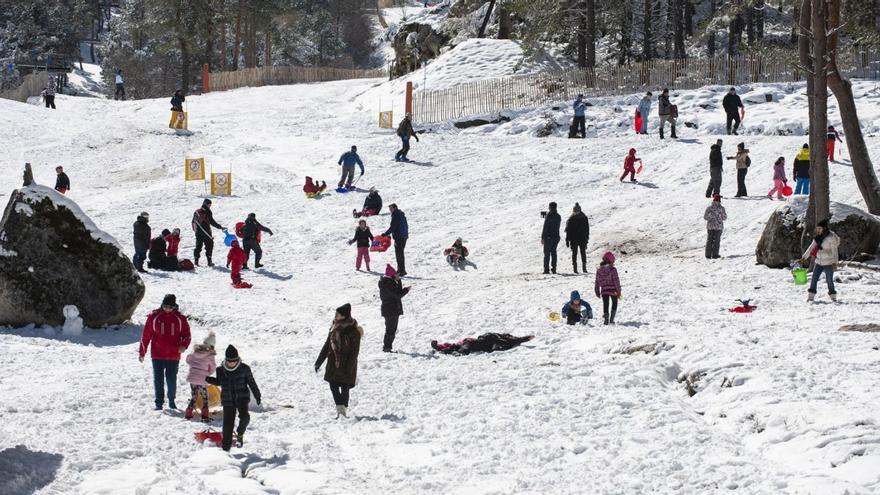 Esquiadores en la estación de Manzaneda, en una fotografía de archivo. |  Brais Lorenzo
