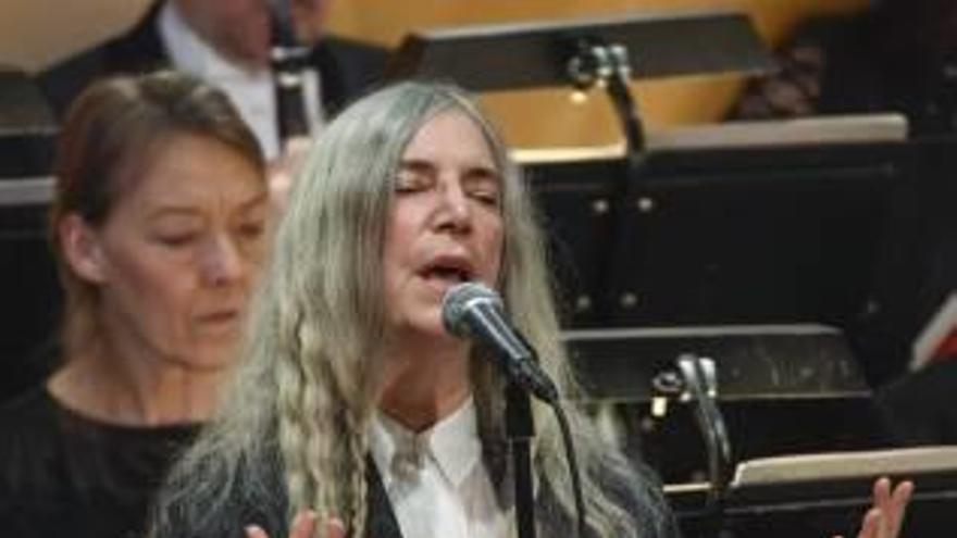 La emoción de Patti Smith humaniza la ceremonia de los Premios Nobel