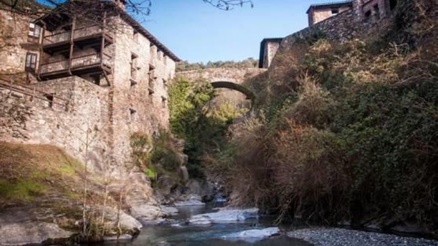 La riera travessa el nucli de Beget per sota del pont medieval, on es banyaven.