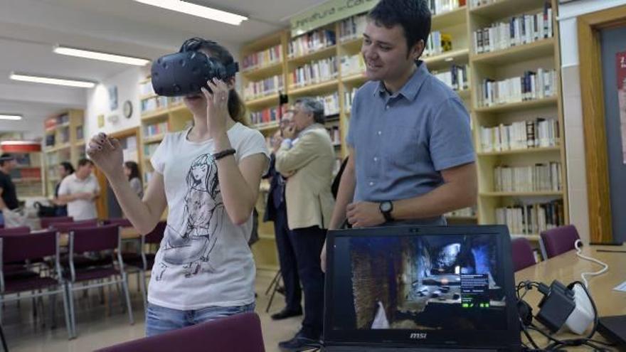Una alumna del IES Sixto Marco prueba las gafas de realidad virtual con las que se visualizarán las termas de la antigua Illice.
