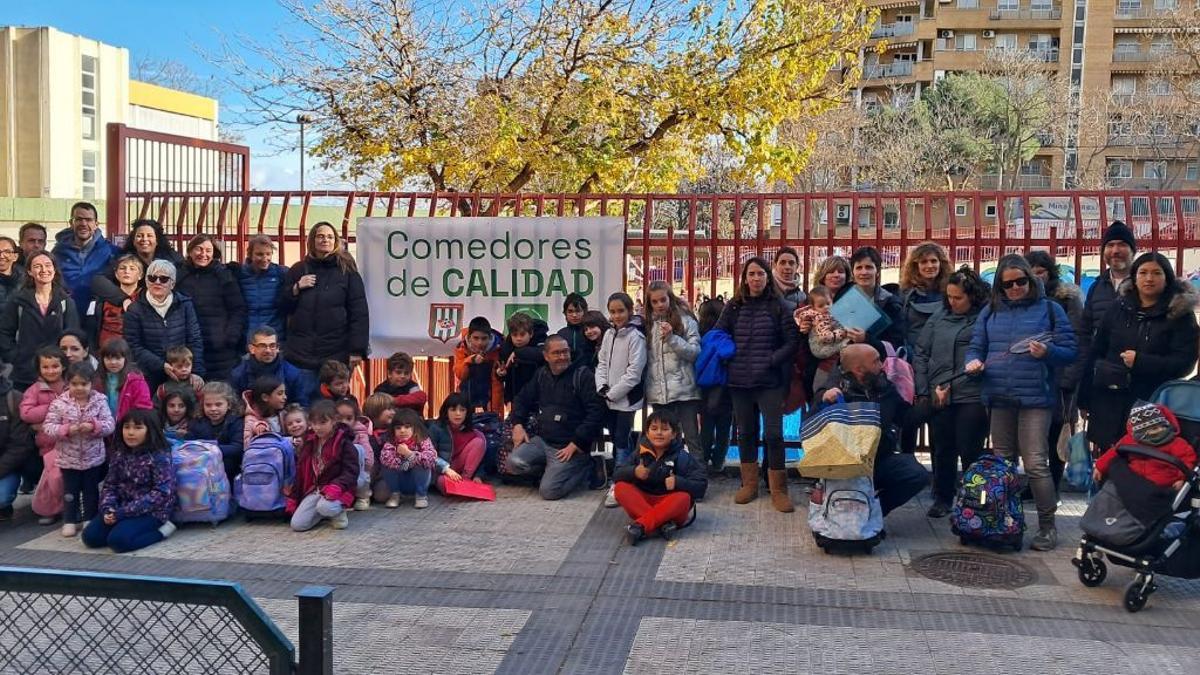 Más de 25 centros escolares de la capital escolar aragonesa reclamaron comedores de calidad el jueves.