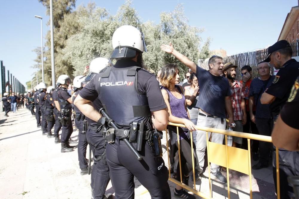 Dos vecinos y un policía heridos durante las prote