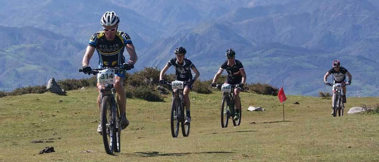 Un grupo de corredores, en la pasada edición de la Bike Maratón &quot;Montes del Sella&quot;.