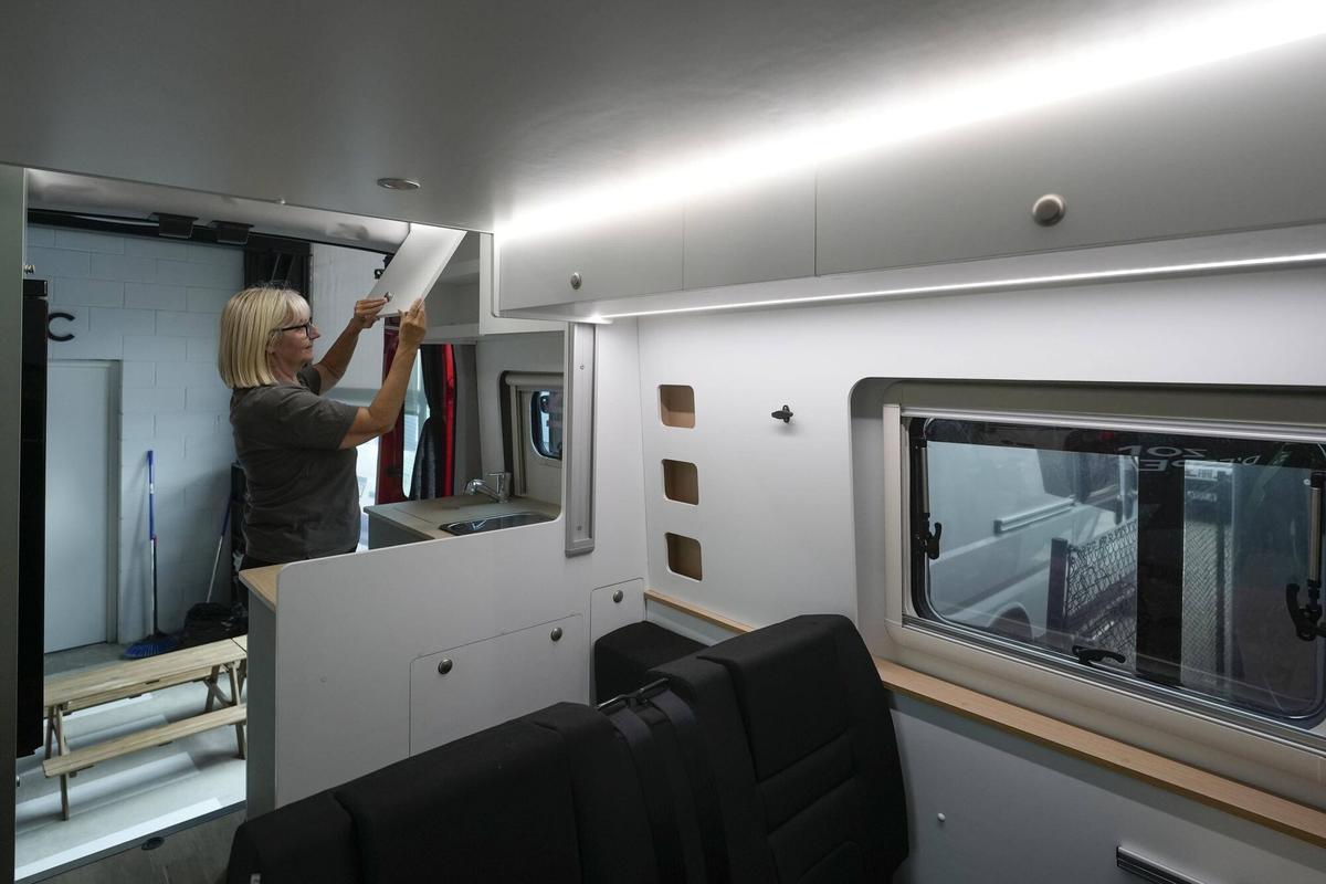 Barberà del Vallés 09/10/2025 Empresa de camperización de furgonetas camper y autocaravanas Via Central, en Barberà del Vallés Fotografia de Ferran Nadeu