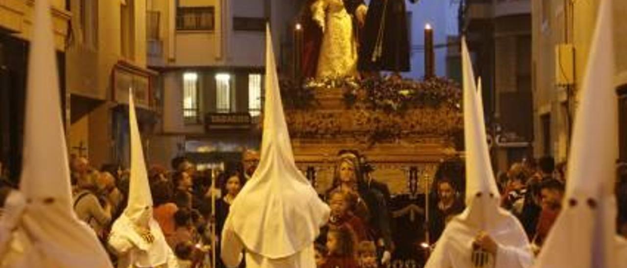 Nazarenos en la procesión de Nuestro Padre Jesús de Pasión y la Merced.