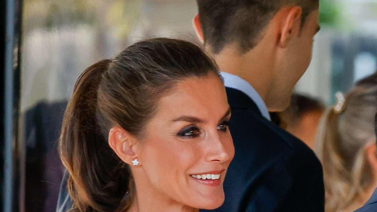 La reina Letizia, impecable con vestido con escote joya de Boüret en los Premios Fundación Princesa de Girona