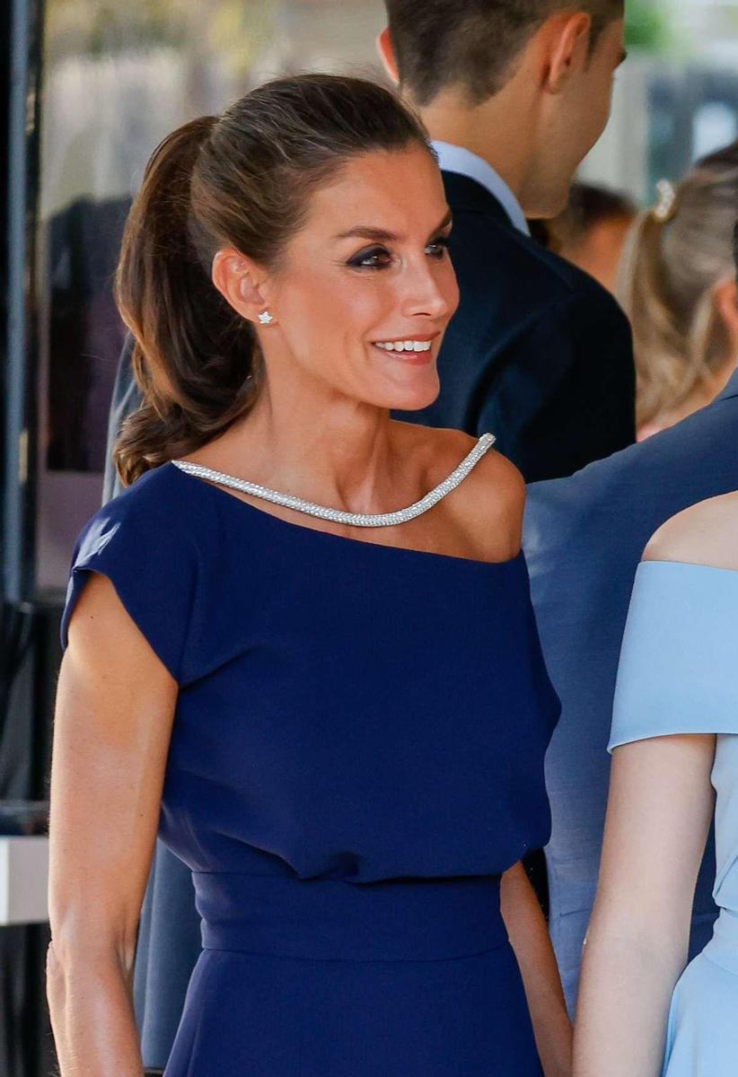 La reina Letizia, impecable con vestido con escote joya de Boüret en los Premios Fundación Princesa de Girona
