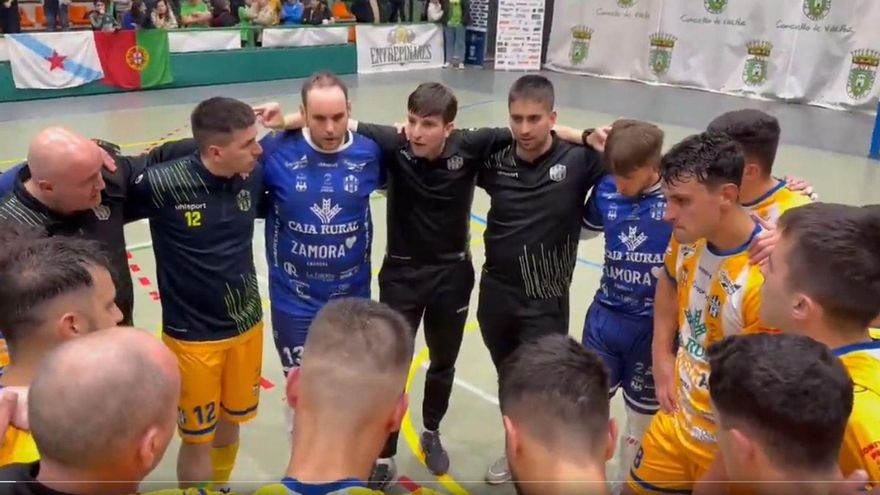 Los jugadores del Atlético Benavente al final del partido de ayer en Lugo. | ATB
