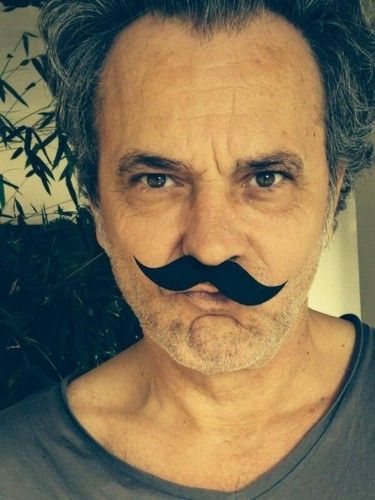 José Coronado también ha optado por un bigote de mentira.