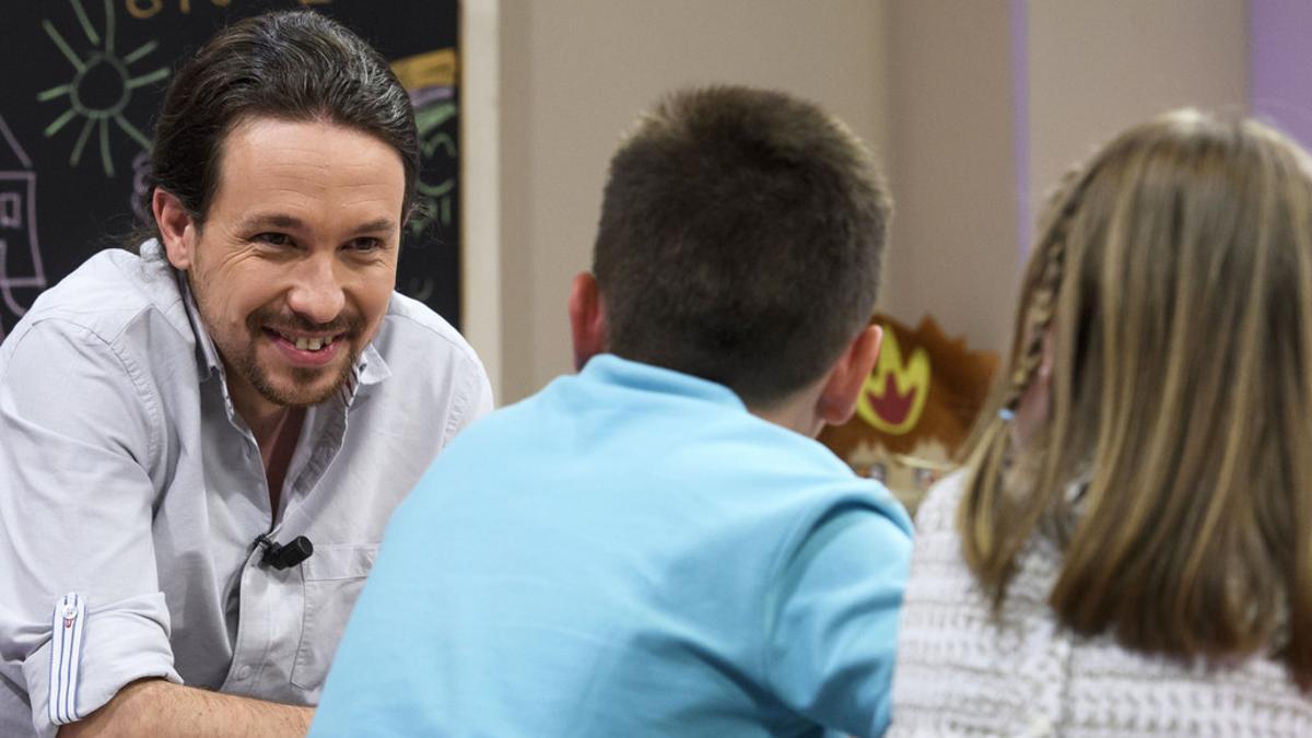 Pablo Iglesias, con los niños que lo entrevistaron en '26-J. Quiero gobernar', en Tele 5.