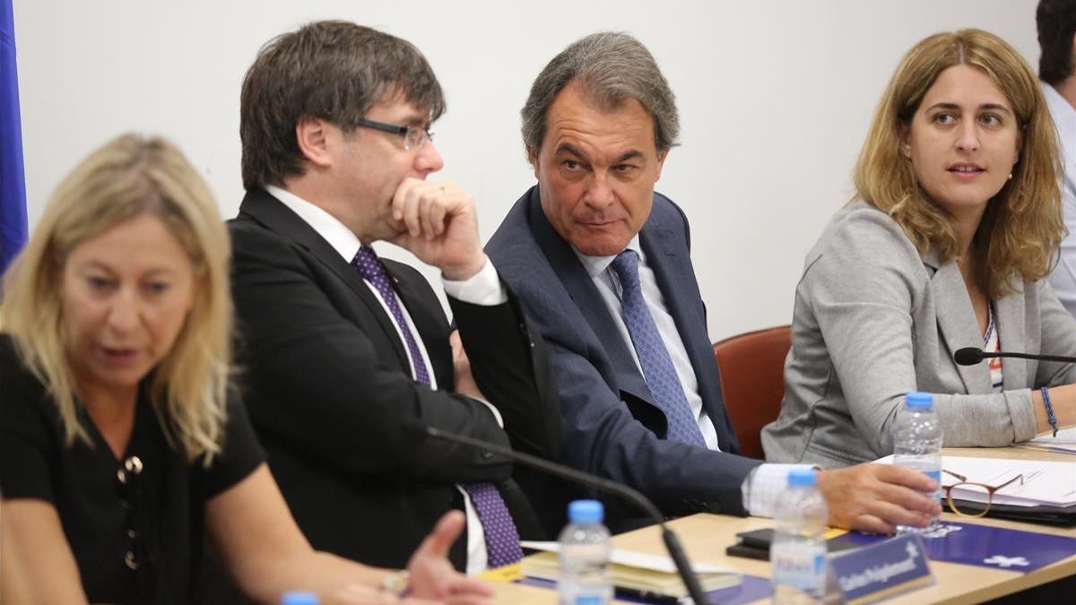 Neus Munté, Carles Puigdemont, Artur Mas y Marta Pascal, en una reunión de la dirección del PDECat