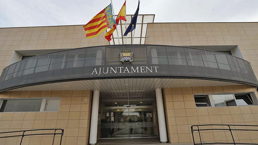 Fachada del Ayuntamiento de Canet d’en Berenguer. | DANIEL TORTAJADA