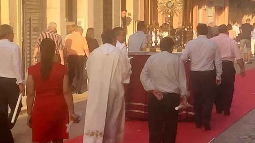 La alcaldesa, de rojo, detrás del párroco presidiendo la procesión del Corpus en Bonrepòs.