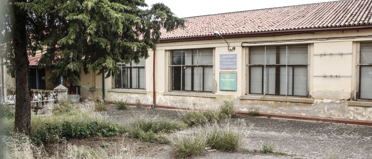 Imagen del edificio del Madruelo que será derribado para que su solar albergue un museo, este lunes.