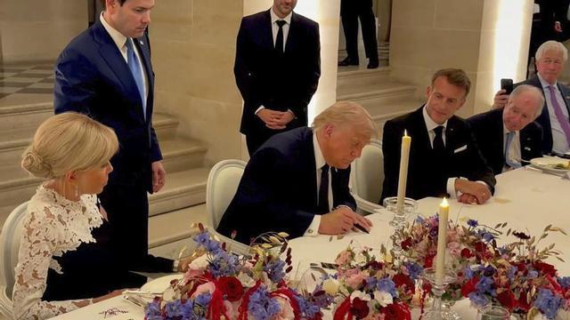 El president dels EUA, Donald Trump, signa l’acord amb l’Iran, al costat del seu homòleg de França, Emmanuel Macron, dimecres a Versalles. | @SCAVINO47 / EFE