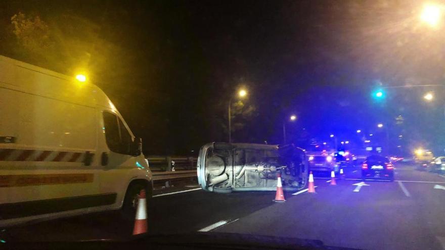 Vehículo volcado en la autopista de Andratx.