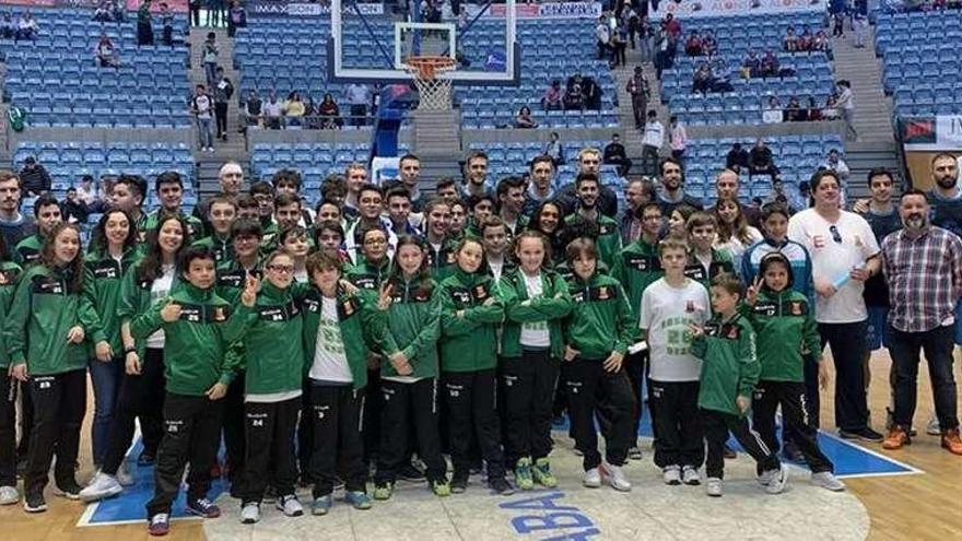 La gran familia del Basketdeza visita el Fontes do Sar con motivo del Monbus Obradoiro-Fuenlabrada