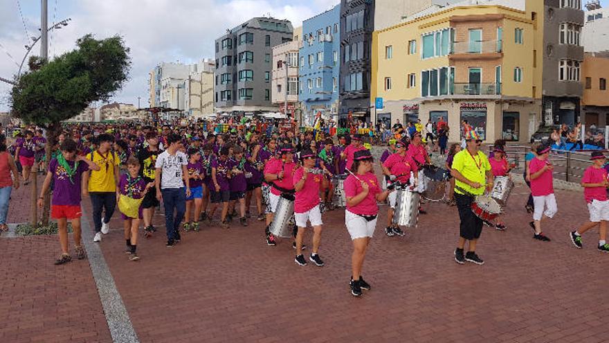 Los jóvenes scouts durante el pasado por el paseo de Las Canteras.