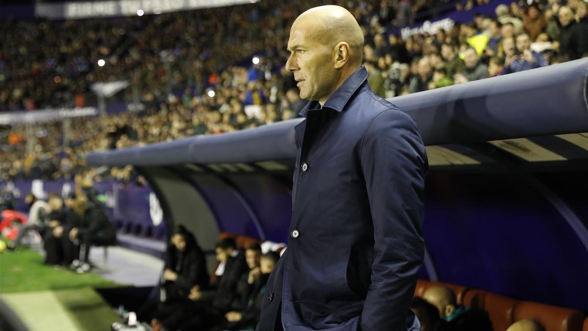 Zinedine Zidane, en el banquillo del Ciutat de València.