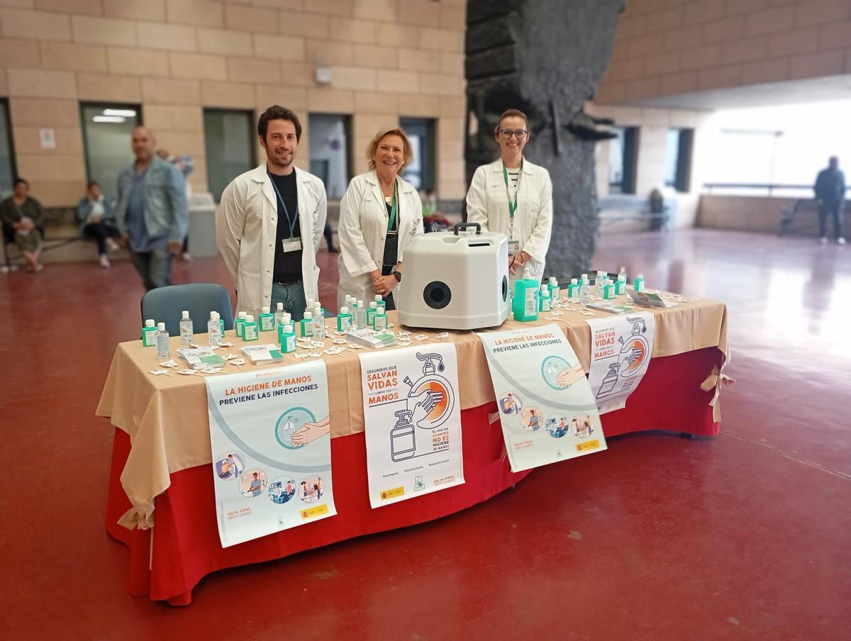Campaña de concienciación sobre la higiene de manos en la entrada del hospital.