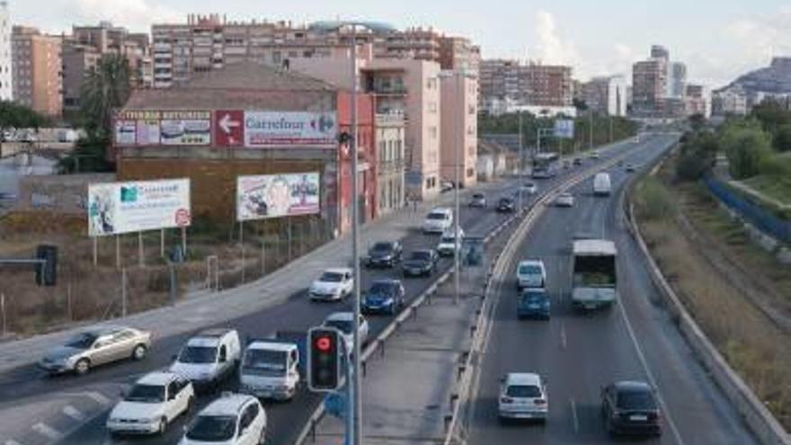 Fallece un motorista de  24 años en Alicante al salirse su vehículo de la avenida de Elche