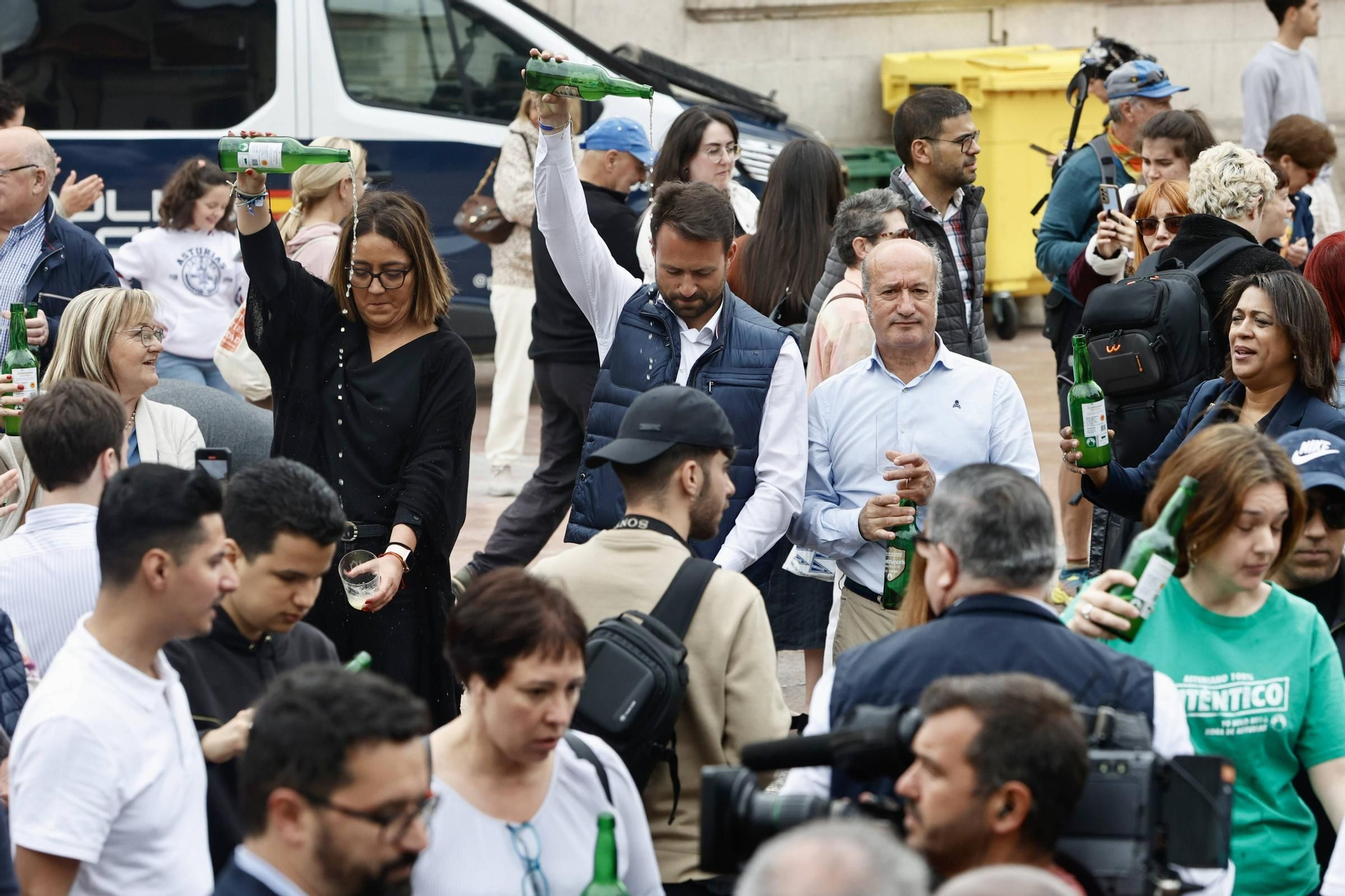 Cientos de brazos al aire junto a la Catedral de Oviedo para que la sidra sea patrimonio de la humanidad