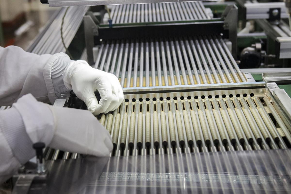 Un operario de Enusa carga barras de combustible nuclear en la fábrica de Juzbado, en Salamanca.