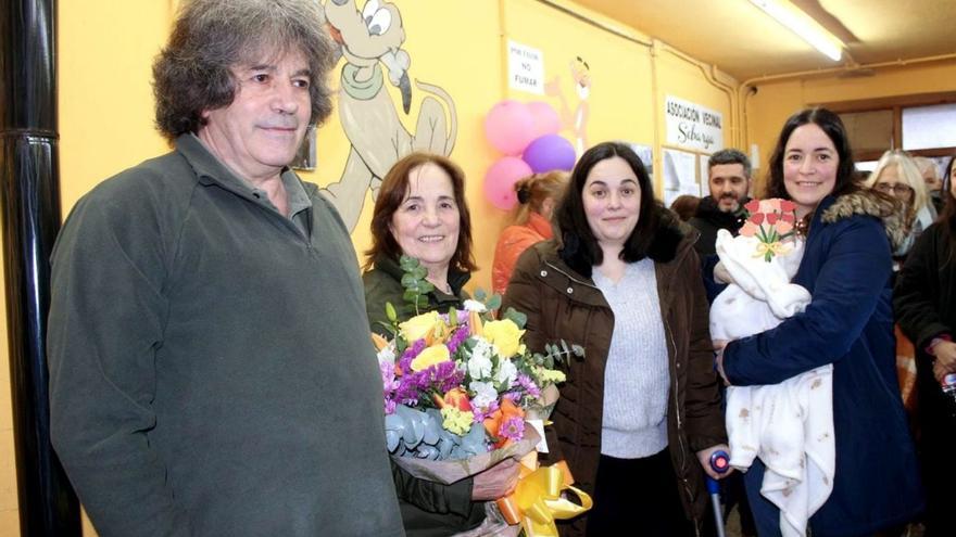 Por la izquierda, Salva Pilar, «Muñeca» González y sus hijas, Aurora y Estefanía, durante un homenaje de sus vecinos con motivo de la jubilación del matrimonio.