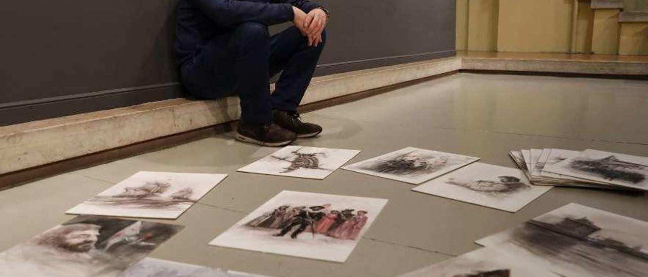 Favila, en el vestíbulo de la Escuela de Artes y Oficios, con sus láminas en el suelo.