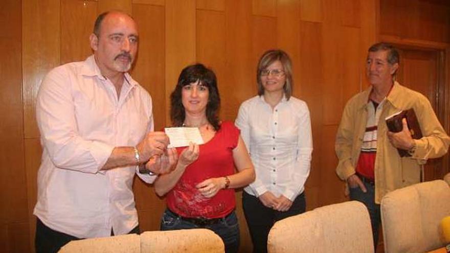 El presidente de Cáritas recoge el cheque del colegio Pintor Sorolla