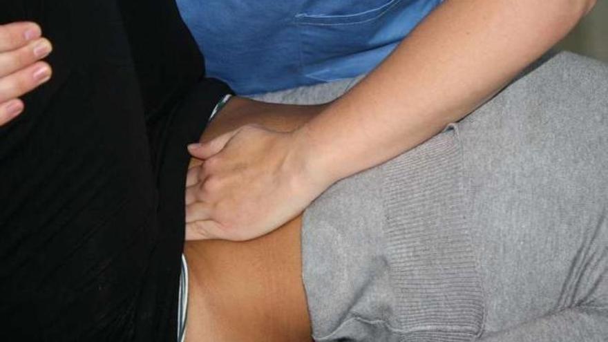 Una fisioterapeuta emplea técnicas manuales para fortalecer el suelo pélvico de una paciente. / coficam